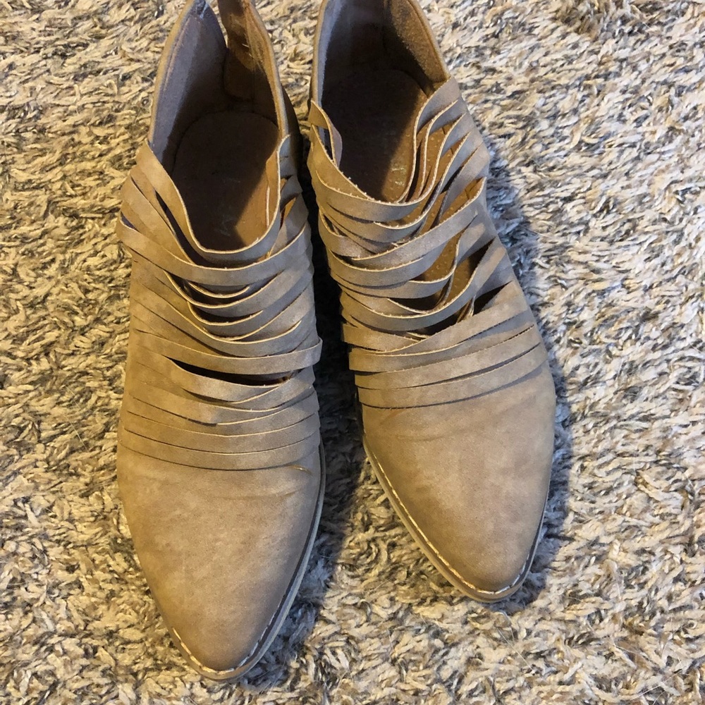 Cute ankle shoe.